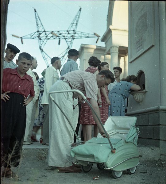 У входа в парк, июль 1957, Грузинская ССР, г. Рустави. Выставка «СССР в 1957 году» с этой фотографией.