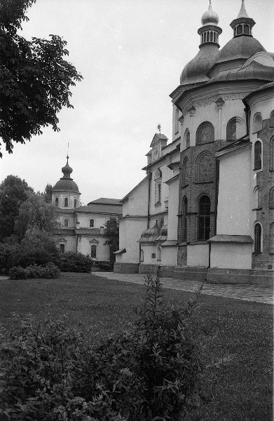 Софийский собор в Киеве, 1955 - 1969, Украинская ССР, г. Киев. Построен в первой половине XI века князем Ярославом Мудрым на месте победы в 1036 году над печенегами. На рубеже XVII-XVIII веков был внешне перестроен в стиле украинского барокко.&nbsp;Действующий храм до 1929 года. В 1934 году стал музеем - Софийским заповедником. Ныне является частью Национального заповедника «София Киевская», который включает также Золотые ворота ХІ века, Кирилловскую церковь  ХІІ века и Андреевскую церковь XVIII века.