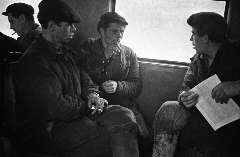 Рабочие в электричке, 1965 год, Архангельская обл.. Выставка&nbsp;«Разговоры, разговоры...» с этой фотографией.