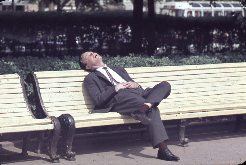 Мужчина на скамье, 1967 - 1968. Выставка «Спать хочется...» с этой фотографией.