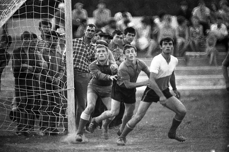 Футболисты у ворот, 1968 год. Выставка «Все на матч!» с этой фотографией.