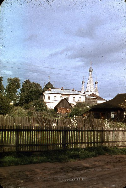 Алексеевский монастырь и Успенская «Дивная» церковь, 1960-е, Ярославская обл., г. Углич. Монастырь основан в 1371 году иноком Адрианом по инициативе митрополита Алексия и с согласия московского князя Дмитрия Донского. В настоящее время - женский монастырь русской православной церкви. Церковь Успения Пресвятой Богородицы построена в 1628 году. 
