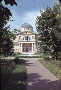 Усадьба Братцево, 1960-е, Московская обл., с. Братцево. Главное здание и декоративные строения предположительно возведены по проекту архитектора Андрея Воронихина. По одной из версий, в 1813-1815 годах на месте дома, сгоревшего во время Отечественной войны, было возведено каменное здание особняка. В числе владельцев Братцево с XVII века фигурировали представители родов Зубовых, Хитрово, Нарышкиных, Строгановых, Апраксиных и Щербатовых. Сейчас - в составе Москвы.