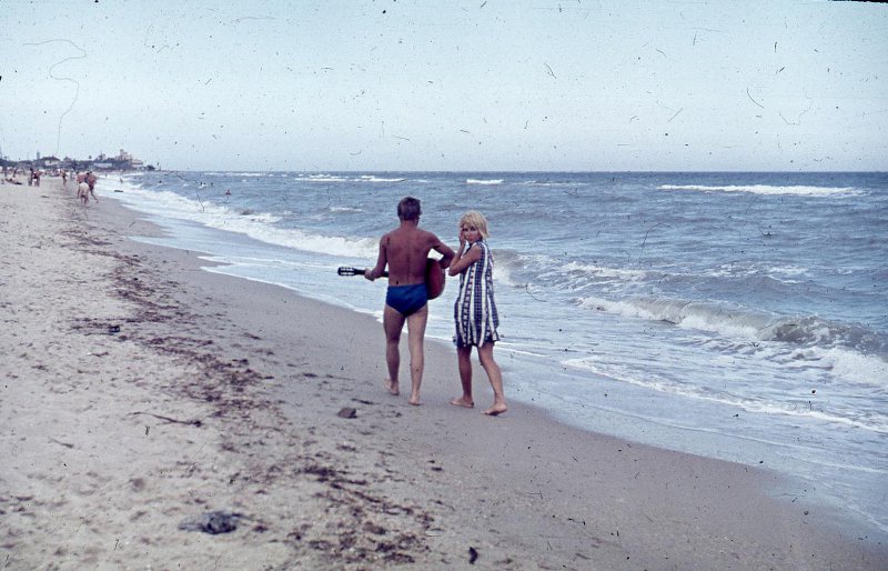 Пара на песчаном морском берегу, 1967 - 1968. Выставка «А я в воду войду»&nbsp;и видео «Лето», «Пора гулять» с этой фотографией.