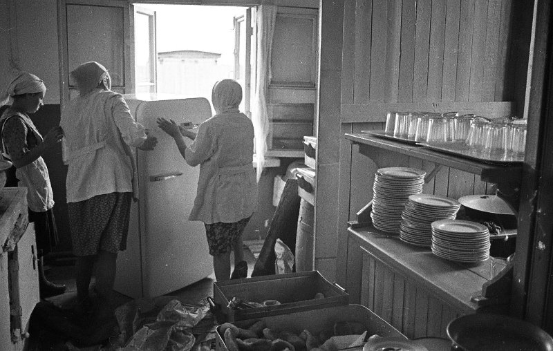 На кухне, 1965 год, Архангельская обл., Ненецкий НО, г. Нарьян-Мар. Из серии «Край земли. Ненцы».В 1977 году Ненецкий национальный округ был переименован в Ненецкий автономный округ.