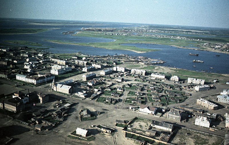 Панорама города, 1965 год, Архангельская обл., Ненецкий НО, г. Нарьян-Мар. Из серии «Край земли. Ненцы».В 1977 году Ненецкий национальный округ был переименован в Ненецкий автономный округ.