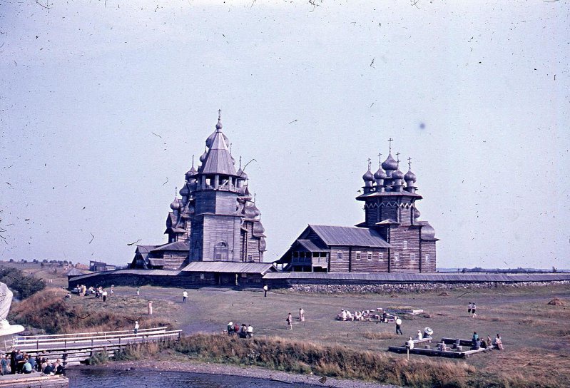 Кижский погост, 1967 год, Карельская АССР, о. Кижи. Церковь Преображения Господня, построенная в 1714 году, шатровая колокольня Кижского погоста, построенная в 1863 году, и церковь Покрова Пресвятой Богородицы, построенная в 1694 году (перестроена после пожара в 1764 году).