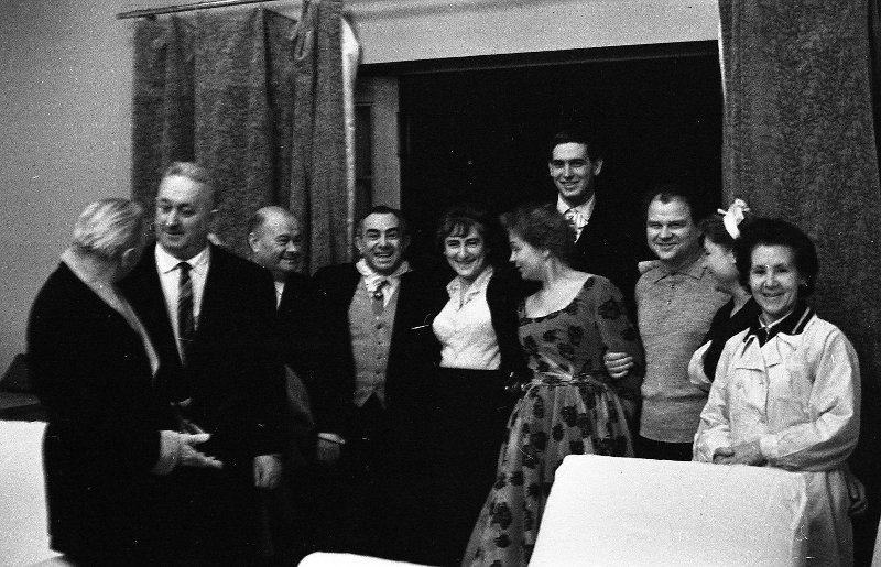 Санаторий «Барвиха», 1963 год, Московская обл., пос. Барвиха. Среди присутствующих (слева направо): Константин Федин, Вано Мурадели, Василий Алчевский, Клара Вакс (жена Тихона Хренникова), Тихон Хренников.