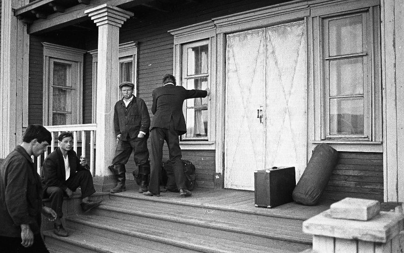 У гостиницы «Печора» города Нарьян-Мар, 1965 год, Архангельская обл., Ненецкий НО, г. Нарьян-Мар. Из серии «Край земли. Ненцы».В 1977 году Ненецкий национальный округ был переименован в Ненецкий автономный округ.
