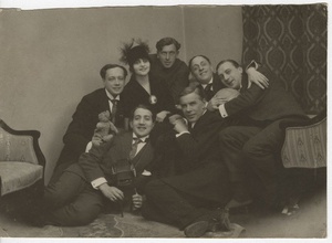 «Ближний круг» Александра Ханжонкова на дне рождения Петра Чардынина, 1918 год. В первом ряду (слева направо): Осип Рунич, Петр Чардынин, Иван Мозжухин (сидит в кресле, в руках держит мяч). Во втором ряду (слева направо): Владимир Максимов (держит в руках игрушечного медвежонка), Вера Холодная, Витольд Полонский, Иван Худолеев.