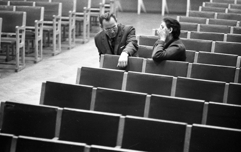 Секретарь парткома Д. Ф. Тихонов с работницей завода, 1967 год, г. Новосибирск