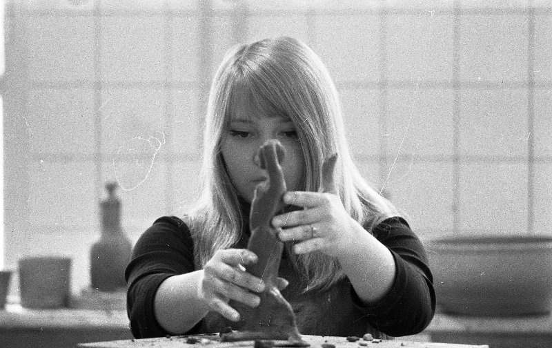 Строгановское училище, 1969 год, г. Москва. Ирина Субботина, студентка 3-го курса, овладевает сложным искусством лепки.Выставка «Советские блондинки» с этой фотографией.