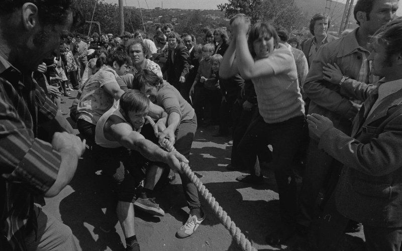 Соревнования по перетягиванию каната на праздновании «Дня рыбака», 1979 год, Камчатская обл., г. Петропавловск-Камчатский