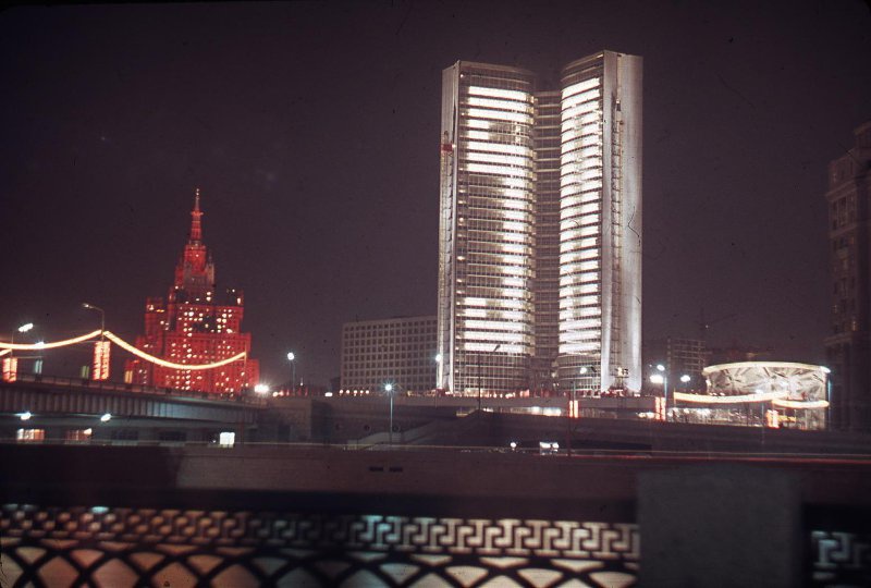 Здание СЭВ, ноябрь 1967, г. Москва. Выставка «Москва праздничная» с этой фотографией.