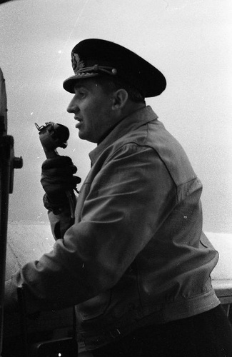 Фото "Алексей Николаевич Соляник на командирском мостике с микрофоном ...