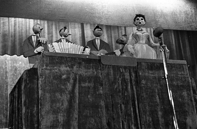 Эстрадный концерт. Фрагмент спектакля кукольного театра, 1960 - 1961, г. Москва. Выставка «Театр кукол» с этой фотографией.&nbsp;