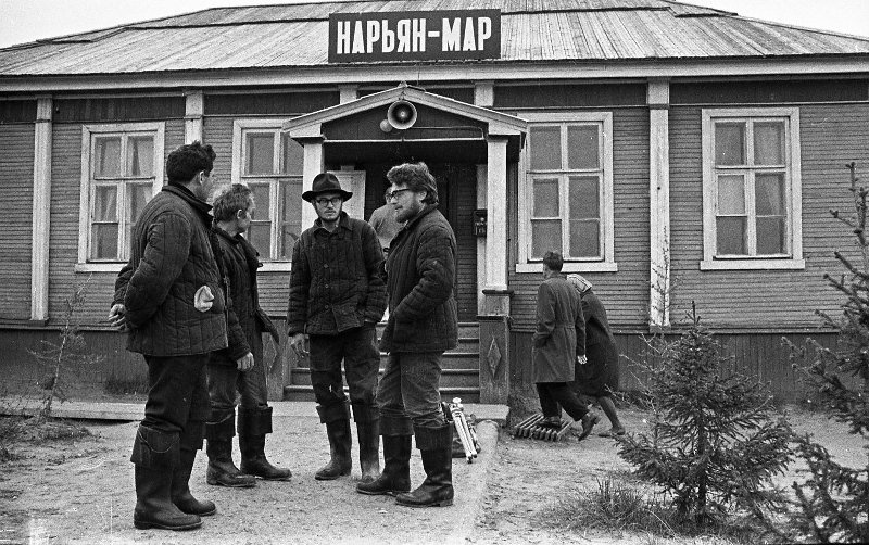 У гостиницы «Печора» города Нарьян-Мар, 1965 год, Архангельская обл., Ненецкий НО, г. Нарьян-Мар. Из серии «Край земли. Ненцы».В 1977 году Ненецкий национальный округ был переименован в Ненецкий автономный округ.
