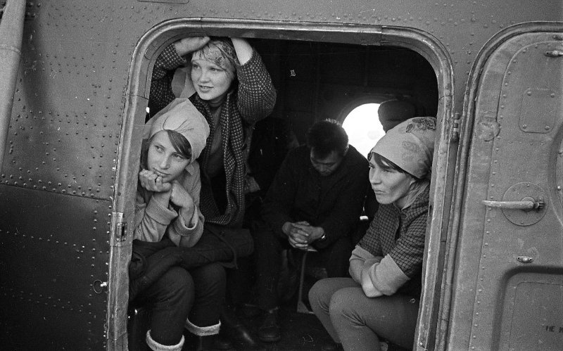 Девушки в вертолете, 1960-е. Выставка «Приятного полета!» с этой фотографией.