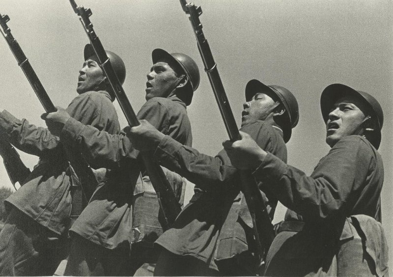 Военный парад, 1930-е, Узбекская ССР. Выставка «15 лучших фотографий Макса Пенсона» с этим снимком.&nbsp;