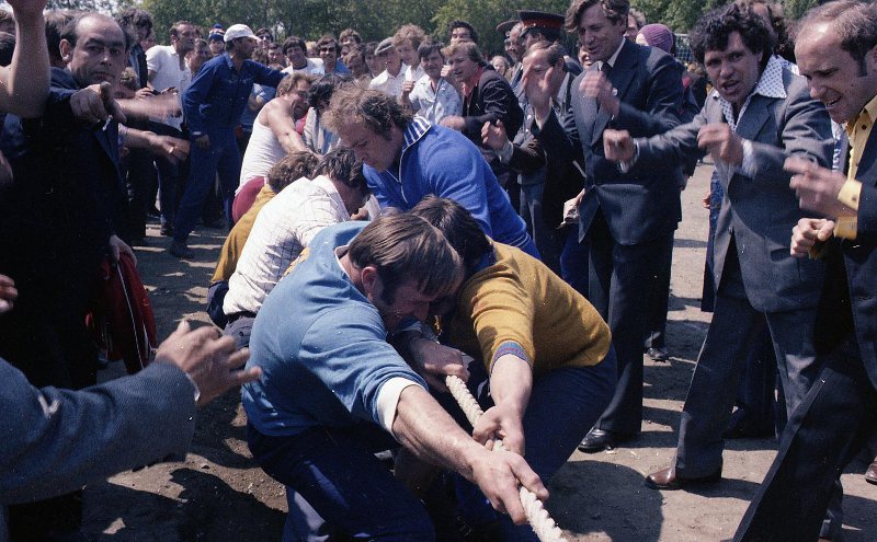 Соревнования по перетягиванию каната на праздновании «Дня моряка», 1979 год, Камчатская обл., г. Петропавловск-Камчатский