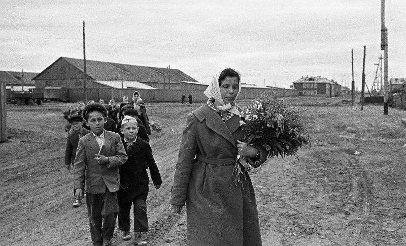 Фото "1 сентября. Дети с цветами и учительницы", 1 сентября 1965 ...