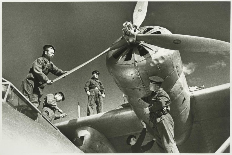 Осмотр воздушного судна, 1941 год. Выставка «Гидроавиация и подводный флот времен Великой Отечественной» с этой фотографией.&nbsp;