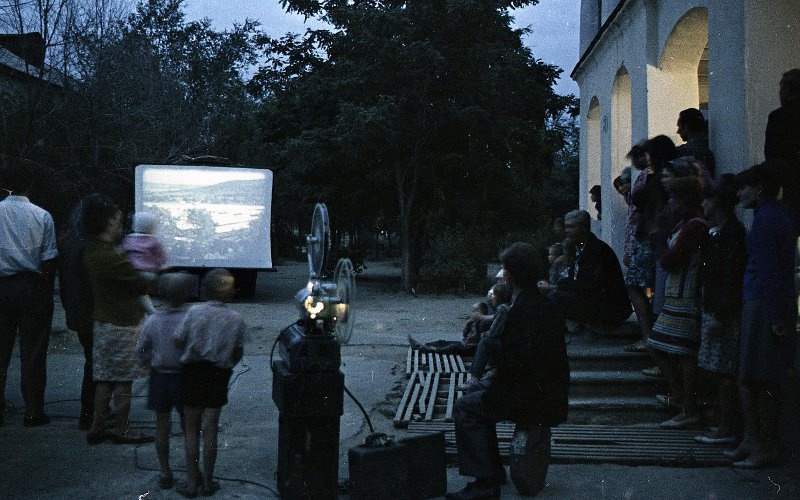 Летний передвижной кинотеатр, 1967 год, Волгоградская обл., г. Волжский. Выставка «Лето – это маленькая жизнь» с этой фотографией.&nbsp;
