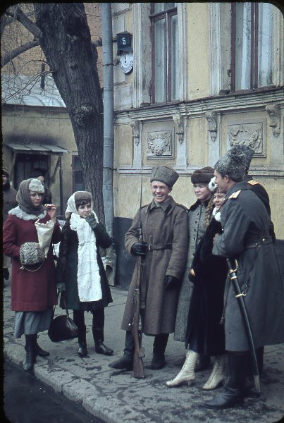 На съемках исторического фильма, 1965 - 1966, г. Москва. Ныне – Гончарная улица.Выставка «Забытый аксессуар» с этой фотографией.