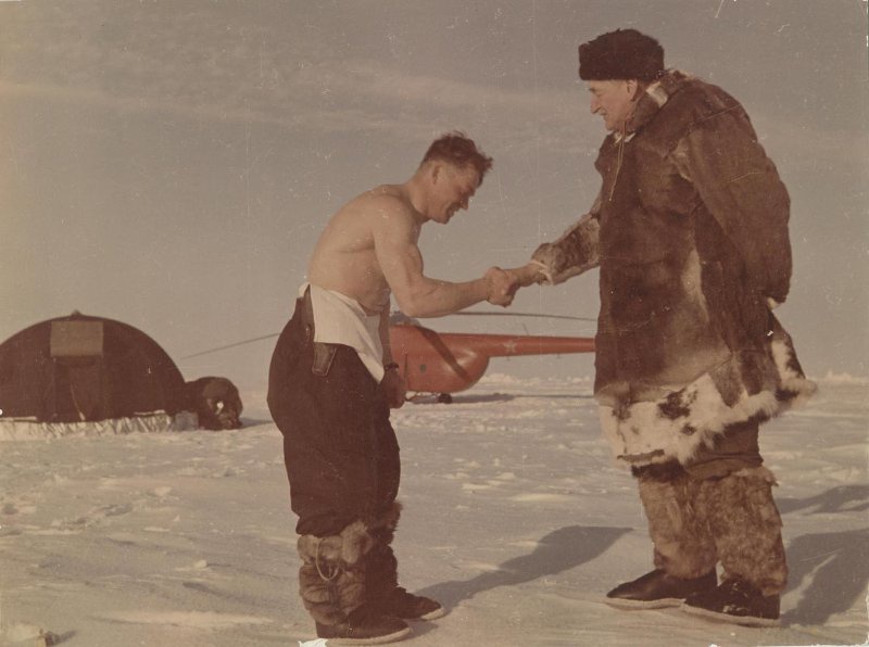 Академик Дмитрий Иванович Щербаков приветствует штурмана вертолета А. Т. Минакова в лагере научно-исследовательской полярной дрейфующей станции «Северный полюс-3», 1954 - 1955. Выставка «Приветствуем вас!» с этой фотографией.
