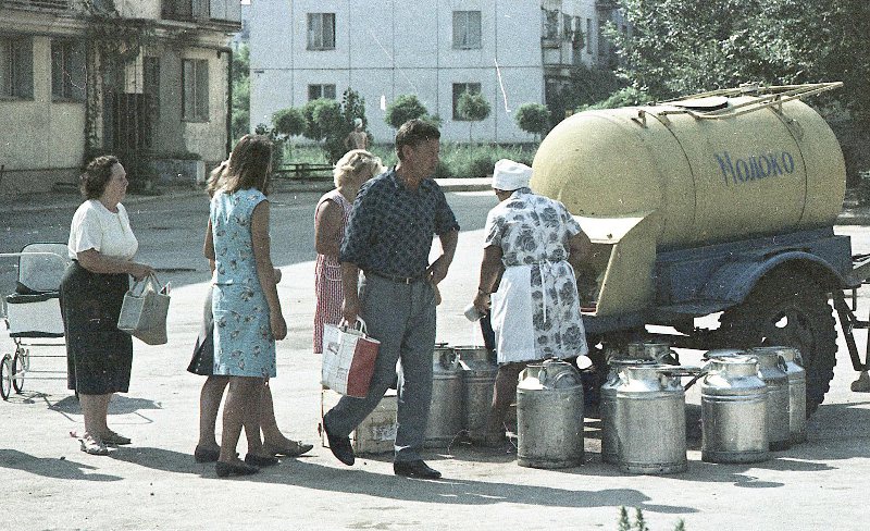 Очередь за молоком, 1967 год, Волгоградская обл., г. Волжский