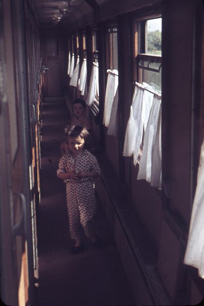 В купейном вагоне поезда, 1968 - 1970. Выставка «История страны под стук колес»&nbsp;и видео «Под стук колес» с этой фотографией.