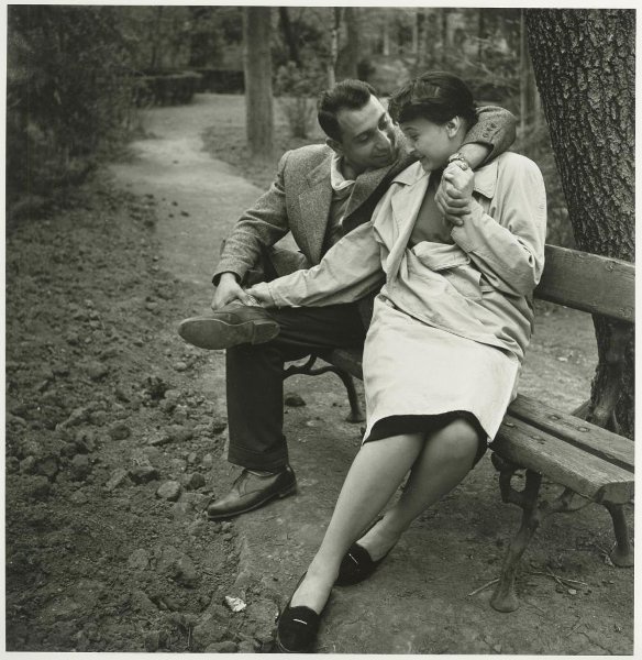 В парке на скамейке, 1960-е, г. Москва. Выставка&nbsp;«Разговоры, разговоры...» с этой фотографией.