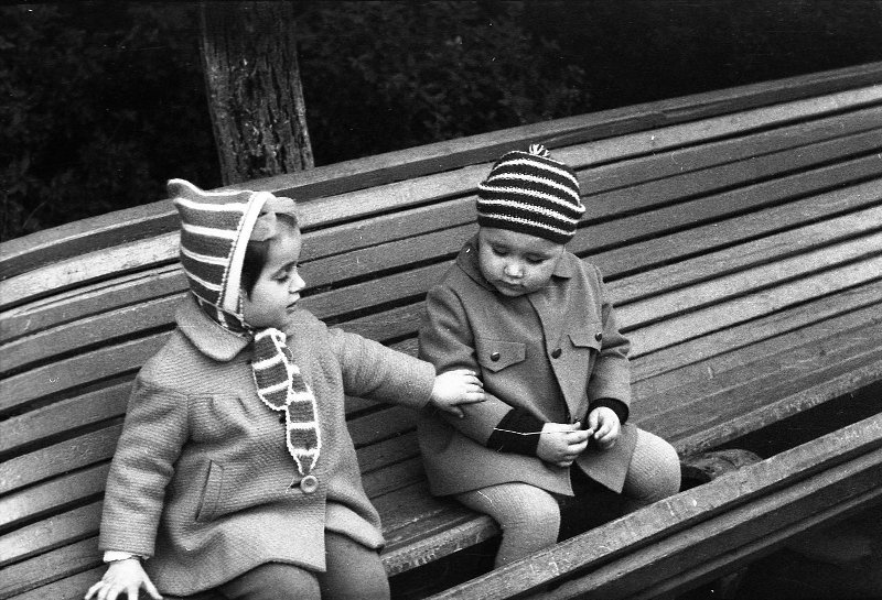 Мальчик и девочка на скамье в парке, 1965 - 1966, Азербайджанская ССР, г. Баку. Выставка «Друзья двадцатого столетия» с этим снимком.