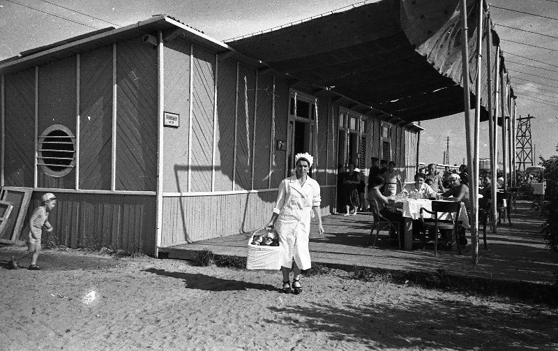 Московский пляж, 1955 - 1959, г. Москва. Выставка «С пылу, с жару!» с этой фотографией.&nbsp;