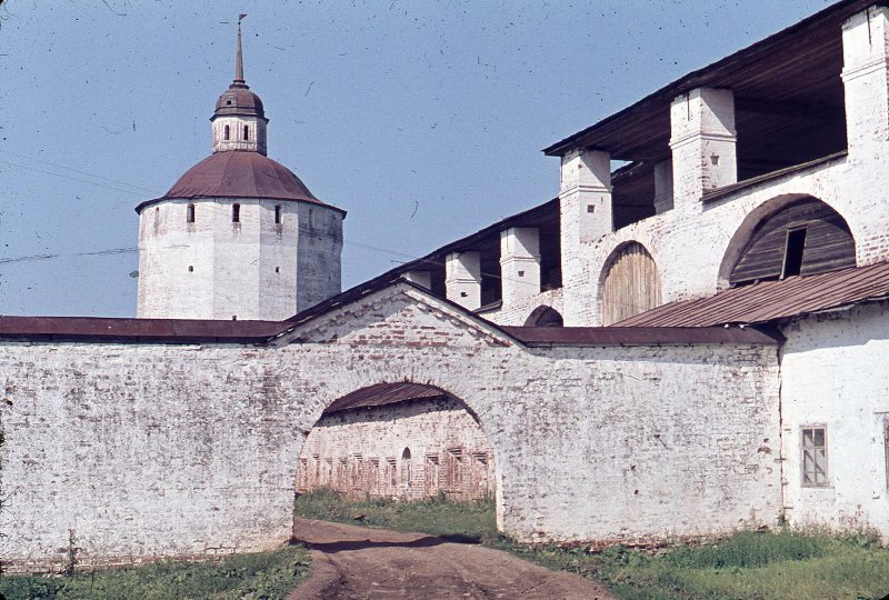 Кирилло-Белозерский монастырь, 1967 год, Вологодская обл., г. Кириллов. Основан в 1397 году.&nbsp;С 1924 года - историко-архитектурный и художественный музей-заповедник. Музей занимает большую часть Кирилло-Белозерского монастыря, за исключением Малого Ивановского (Предтеченского) монастыря, переданного Русской православной церкви. Стены Нового города и Большая Мережная башня.