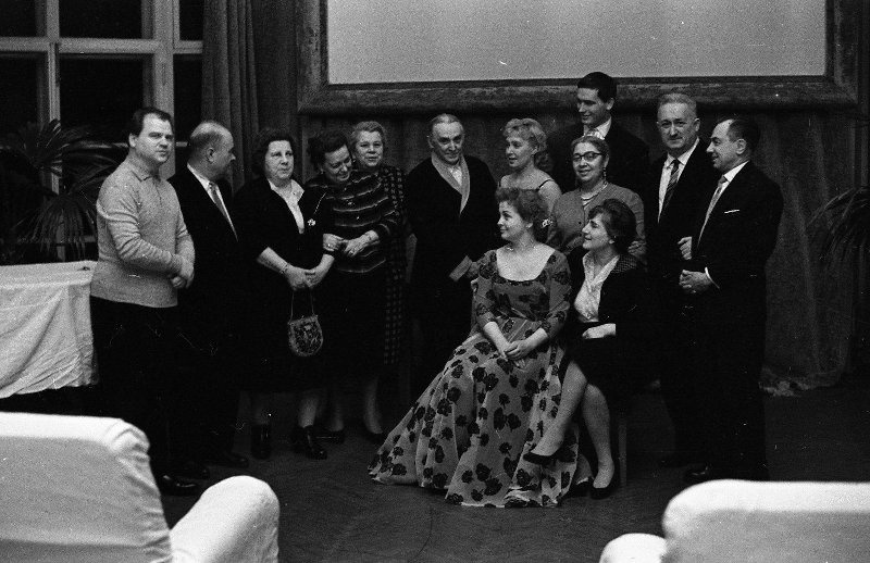 Санаторий «Барвиха», 1963 год, Московская обл., пос. Барвиха. Среди присутствующих (стоят слева направо): Тихон Хренников, Константин Федин, Ираида Муштакова, Вано Мурадели, Василий Алчевский; справа сидит Клара Вакс (жена Тихона Хренникова).