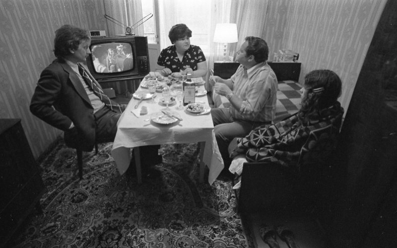 Семья за столом, 1979 год, СССР, Камчатская обл., г. Петропавловск-Камчатский