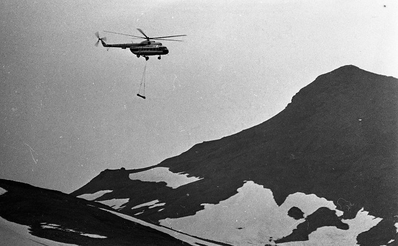 Доставка труб вертолетом ГВД на Северо-Мутновское месторождение, 1979 год, Камчатская обл.. Выставка «"Там, где всегда полночь". Камчатка» с этой фотографией.&nbsp;