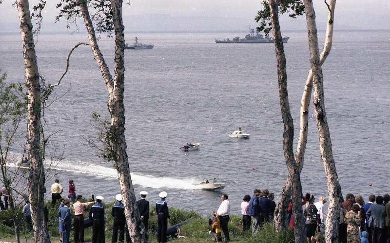 Моряки и горожане на берегу моря на батарее Максутова, 1979 год, Камчатская обл., г. Петропавловск-Камчатский