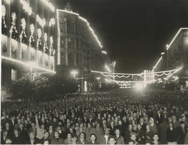Улица Горького, 1957 год, г. Москва. Выставка «Москва праздничная» с этой фотографией.