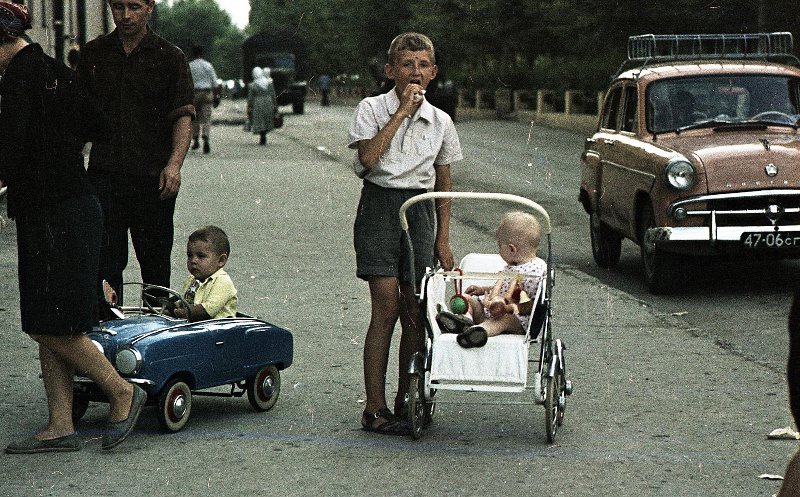 Дети на тротуаре, 1967 год, Волгоградская обл., г. Волжский