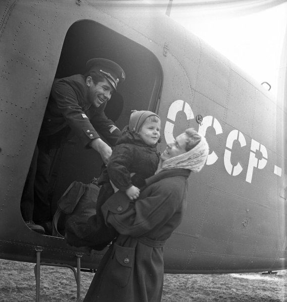 Встреча на аэродроме у самолета в Инском, 1953 - 1965, Алтайский край, Чарышский р-н, пос. Инской