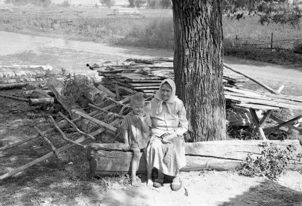 Бабушка с внуком, 20 июня 1972 - 20 августа 1972, Мордовская АССР, Ковылкинский р-н. Выставка «Без фильтров–2. Любительская фотография 70-х» с этой фотографией.