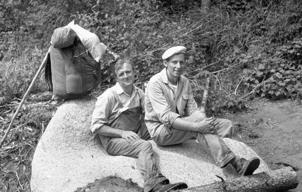Евгений Николаев и Александр Янош во время отдыха на камне, 22 июля 1989, Горно-Алтайская АО. Долина реки Аккем.