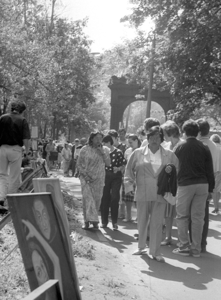 Посетители Измайловского вернисажа, 1 июня 1988 - 1 октября 1988, г. Москва. Выставка «Прогулки по городу с Алексеем Быстровым» с этой фотографией.