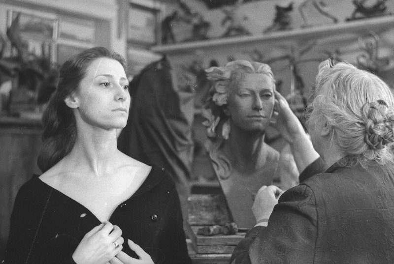 Майя Плисецкая, позирующая скульптору, 1960 год. Выставка «Вхожу, ваятель, в твою мастерскую» с этой фотографией.