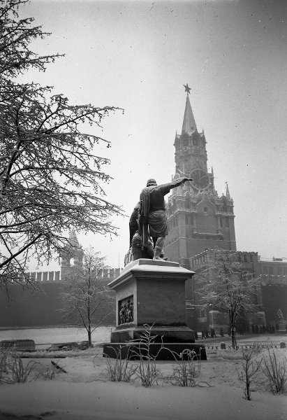 Памятник Минину и Пожарскому на Красной площади, 1960-е, г. Москва. Выставка «Поворот истории. Поворот памятника» с этой фотографией.