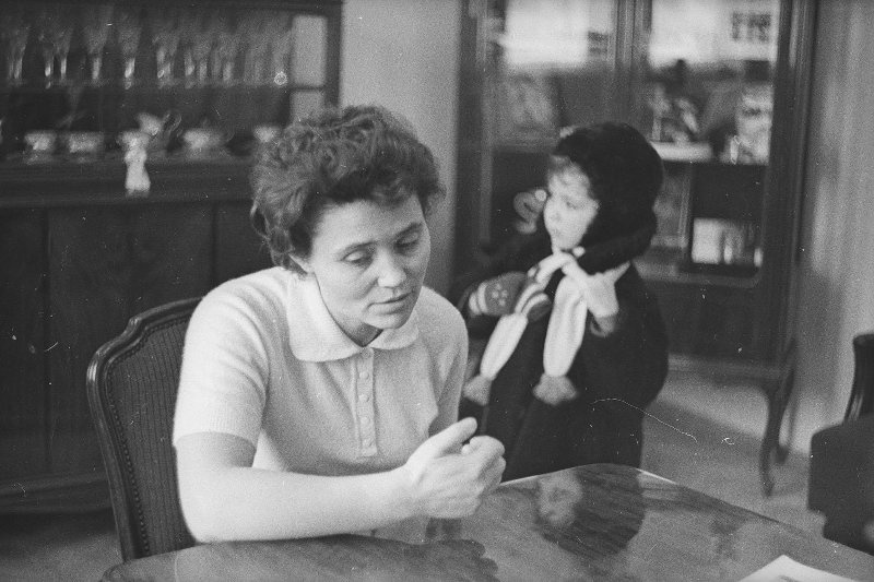 Семья Марины Попович. В столовой, 1963 год