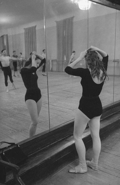 Майя Плисецкая на занятиях в классе. Класс ведет Асаф Мессерер, 1960 год. Видео «Плисецкий стиль» с этой фотографией.