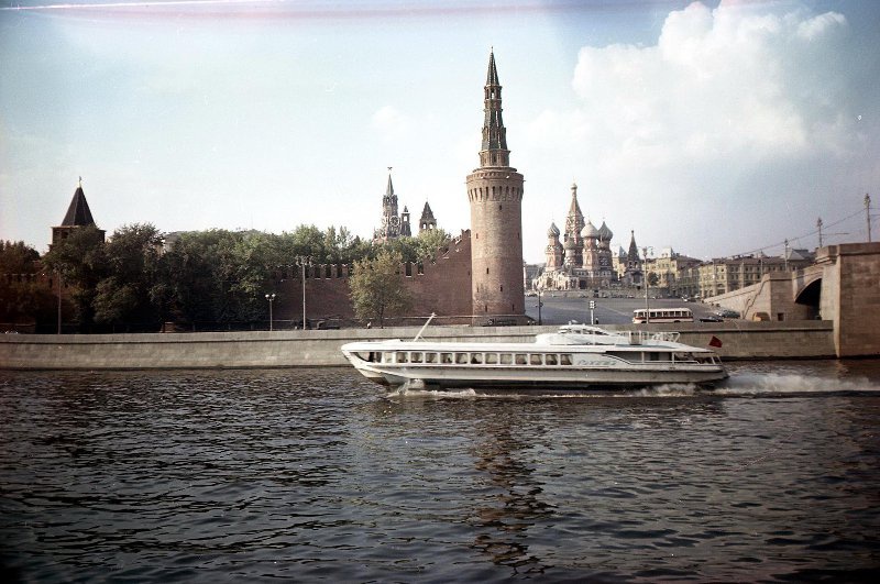 Панорама Московского Кремля и Красной площади со стороны Москвы-реки, 1960 - 1963, г. Москва. Выставка «Привет, привет! Пока, пока!» с этой фотографией.